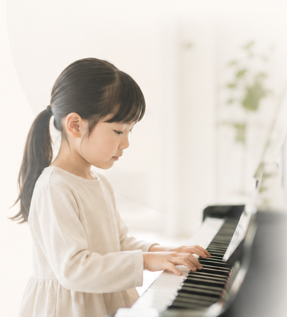 ピアノを弾く子ども